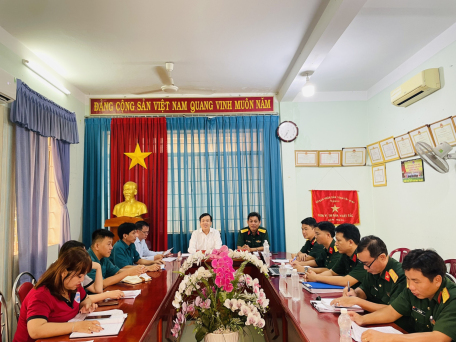 Quang cảnh Kiểm thanh tra - Ban CHQS thành phố do Thiếu tá Trần Phi Hữu - Phó Chỉ huy trưởng Ban chỉ huy Quân sự Thành phố có buổi làm việc đối với UBND phường Hiệp Ninh về việc thực hiện công tác quốc phòng địa phương năm 2023.