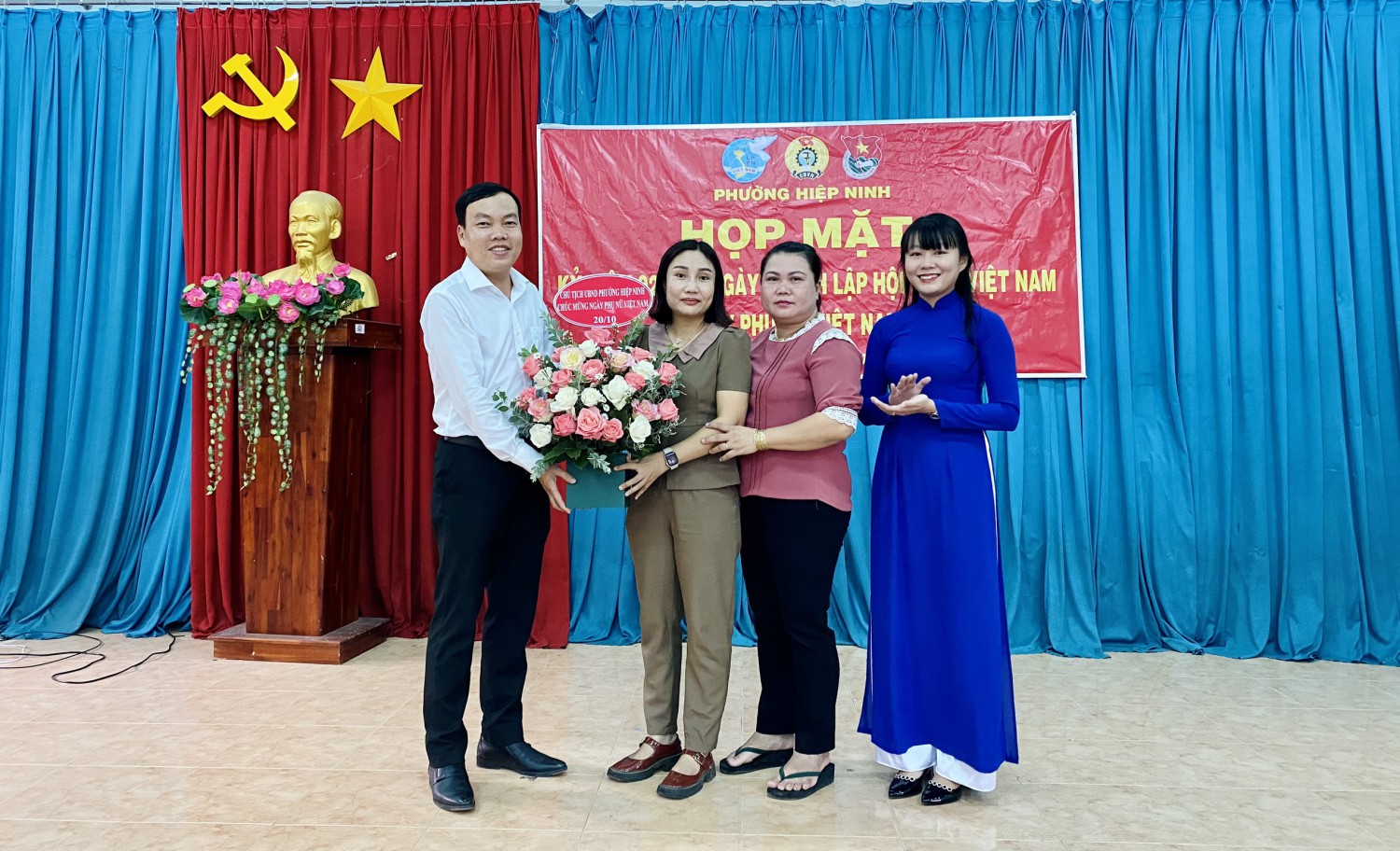 Ông Nguyễn Thanh Long - CT. UBND phường tặng hoa chúc mừng ngày 20/10