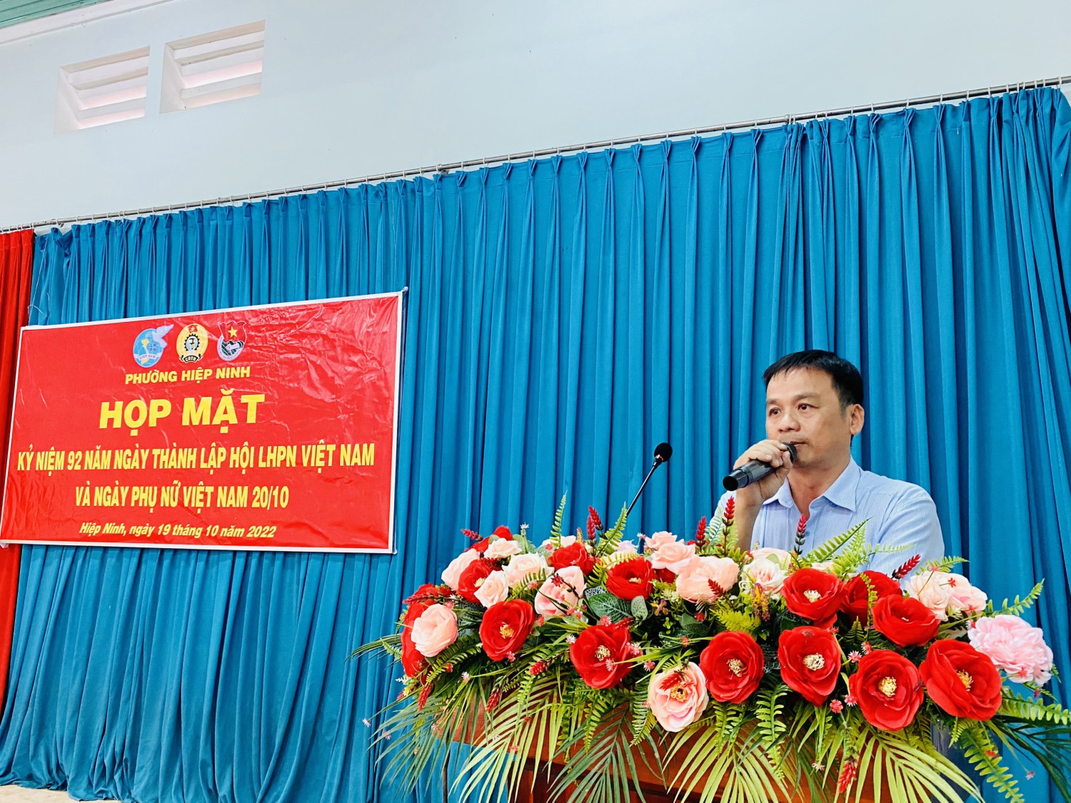 Ông Lê Hoàng Linh - PBT Đảng ủy phát biểu tại buổi họp mặt