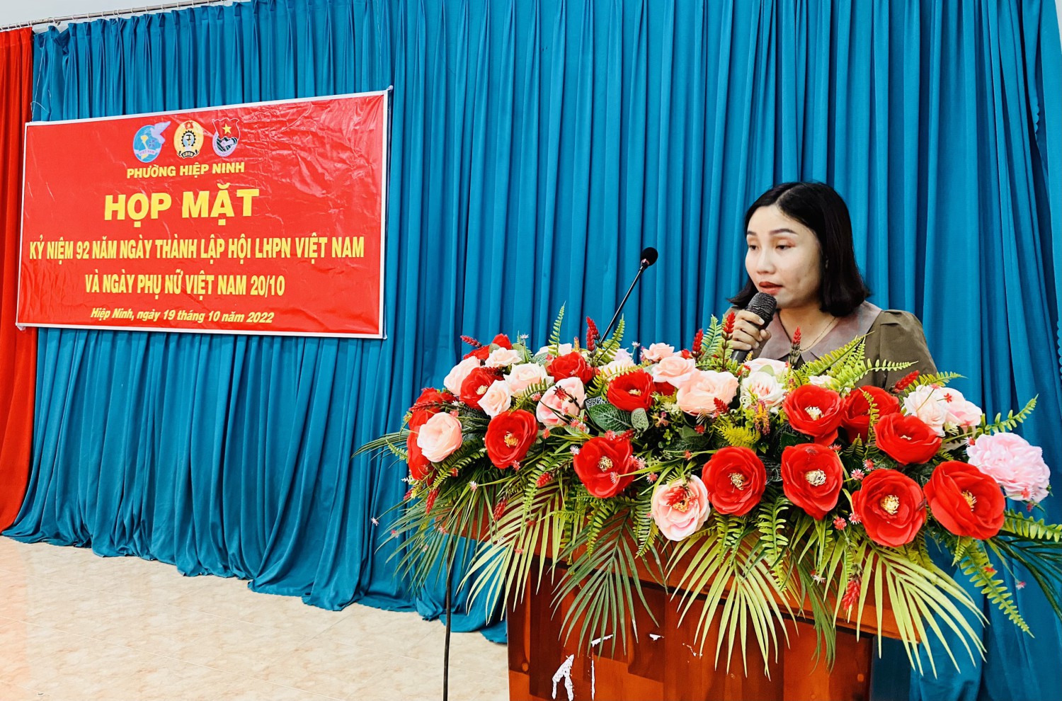 Bà Nguyễn Thị Tuyết Hồng - CT Hội LHPN phát biểu ôn lại truyền thống ngày Phụ nữ Việt Nam